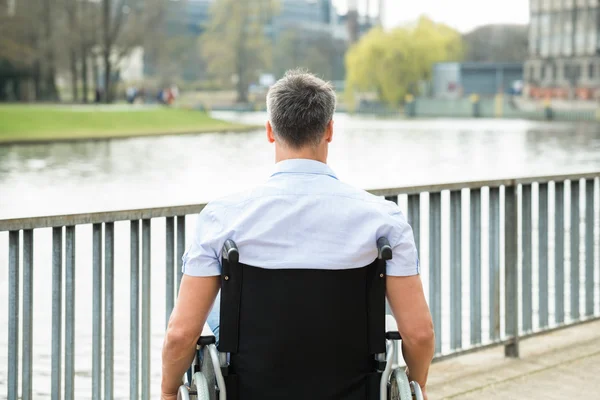 Rückansicht eines behinderten Mannes im Rollstuhl — Stockfoto