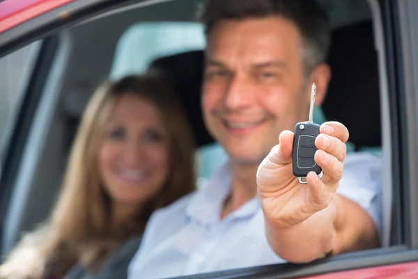 Homem sentado dentro do carro — Fotografia de Stock