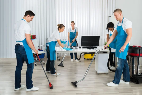 Hausmeistergruppe putzt Büro — Stockfoto