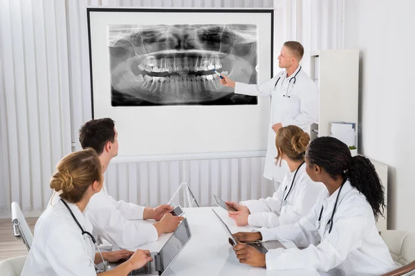 医生解释牙齿 x 射线 — 图库照片