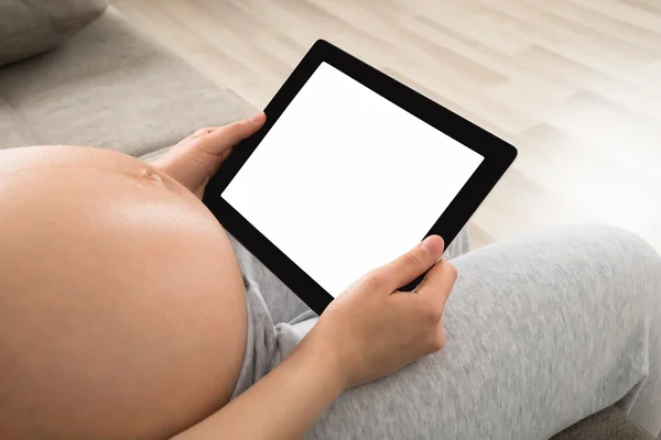 Kobieta w ciąży za pomocą cyfrowego tabletu — Zdjęcie stockowe