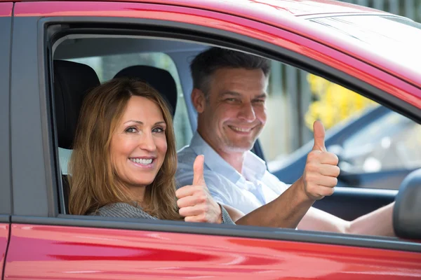 Pareja sentada en coche — Foto de Stock