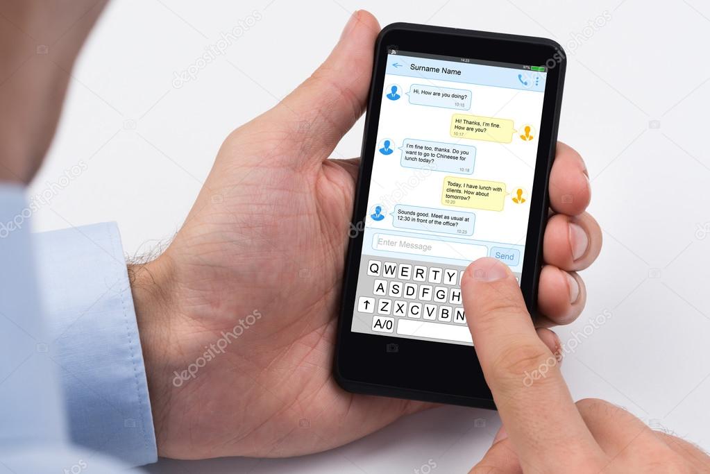 Personne utilisant un téléphone portable image libre de ...