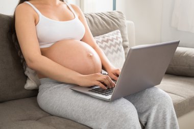 Dizüstü bilgisayar kullanan kadın bekliyor 