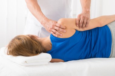 Masör kol Spa'da masaj yapıyor