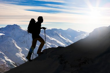 adam dağlarda hiking