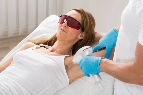 Kvinna får Laser Hårborttagning — Stockfoto