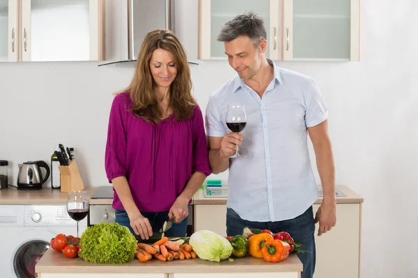 Casal preparando comida na cozinha — Fotografia de Stock