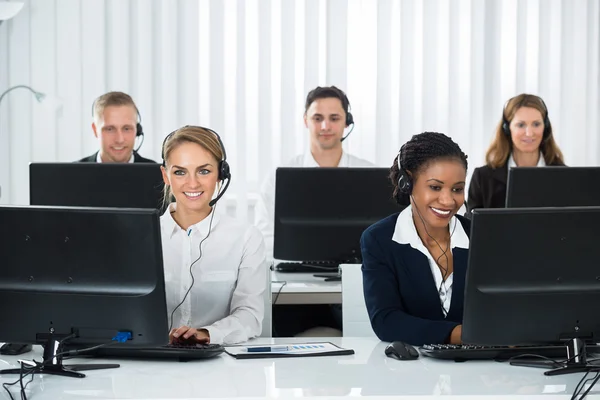 Operatori di call center al lavoro — Foto Stock