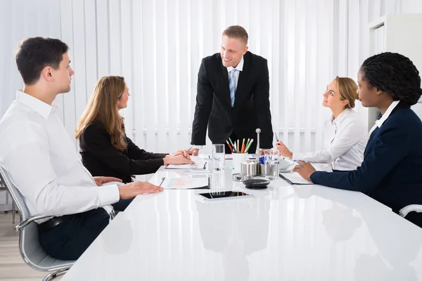 Empresários em uma reunião no escritório — Fotografia de Stock