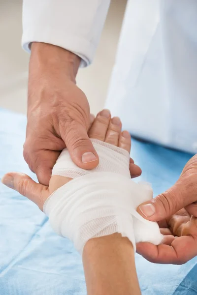 Person inslagning Bandage med patienten — Stockfoto