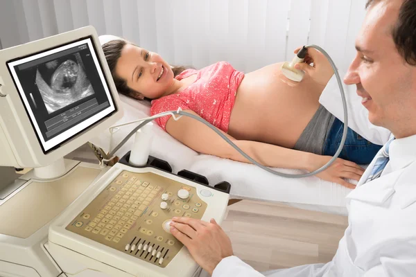 УЗД на животі вагітної жінки — стокове фото