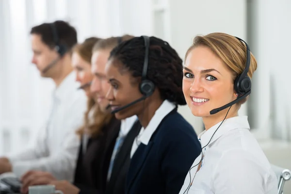 Operadores de call center no escritório — Fotografia de Stock