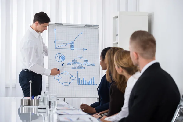 Jungunternehmer hält Vortrag — Stockfoto