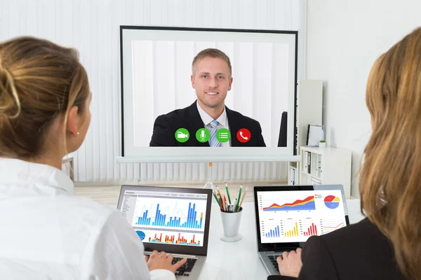 Duas empresárias Videoconferência em exercício — Fotografia de Stock