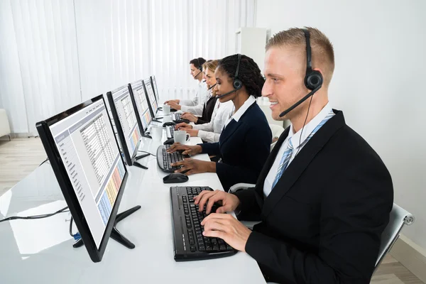 Geschäftsleute arbeiten im Callcenter — Stockfoto