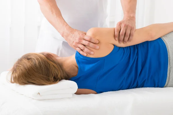 Massagista fazendo massagem no braço no spa — Fotografia de Stock