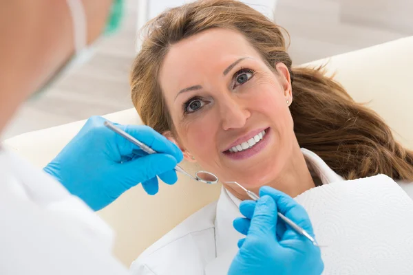 Vrouw met tandheelkundige Check-up — Stockfoto