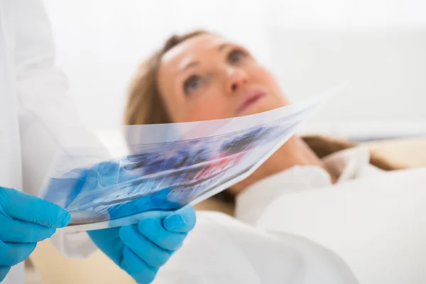 Dentista con dientes de rayos X — Foto de Stock