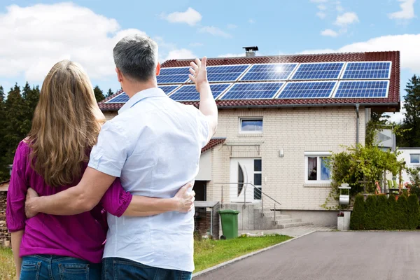 Staande voor hun huis (echt) paar — Stockfoto