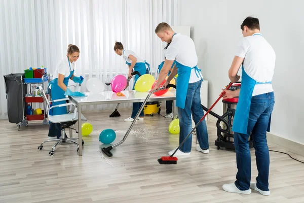 Καθαριστές που καθαρισμό γραφείου μετά από πάρτι — Φωτογραφία Αρχείου