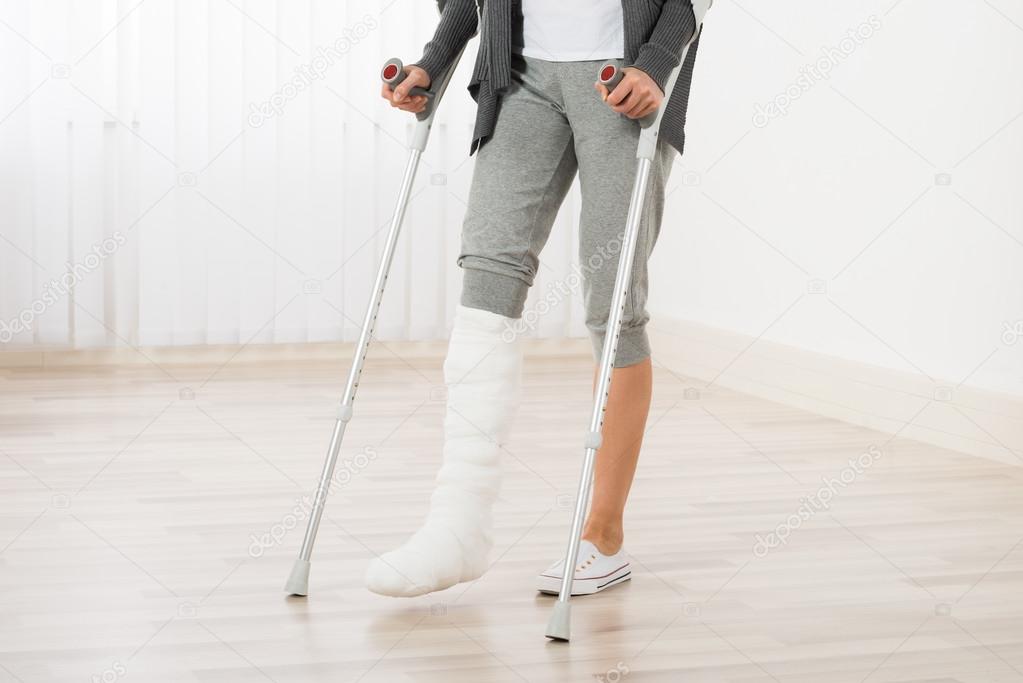 Mujer Usando Muletas Mientras Camina Fotograf a De Stock AndreyPopov mujer-usando-muletas-mientras-camina-fotograf-a-de-stock-andreypopov
