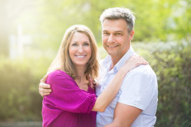 Birbirlerine sarılıyorlar.