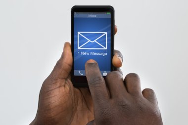 Haber tebliğ üstünde hareket eden telefon