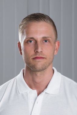 T-shirt giyen genç adam