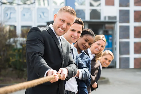 Multi-etnische ondernemers spelen touwtrekken — Stockfoto