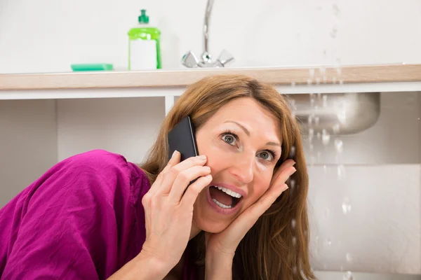 Mujer llamando a fontanero —  Fotos de Stock