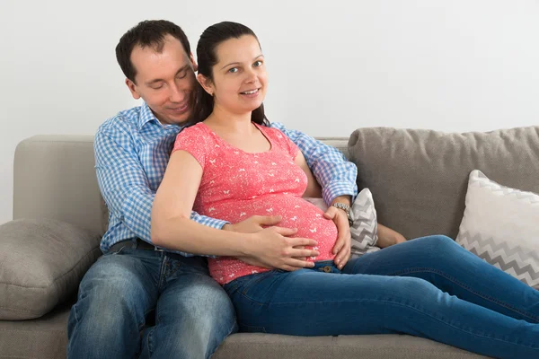Hamile karnına dokunarak çift — Stok fotoğraf