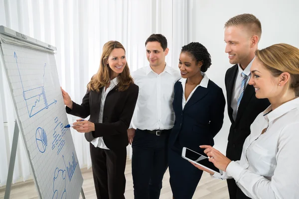 Gerente explicando la estrategia de negocio a los empleados — Foto de Stock