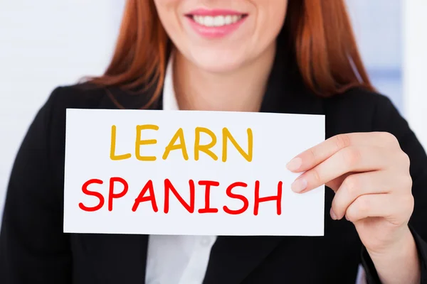 Femme d'affaires Holding Apprendre la carte d'espagnol — Photo