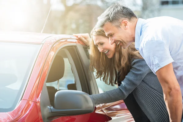 Paar schaut sich Auto an — Stockfoto