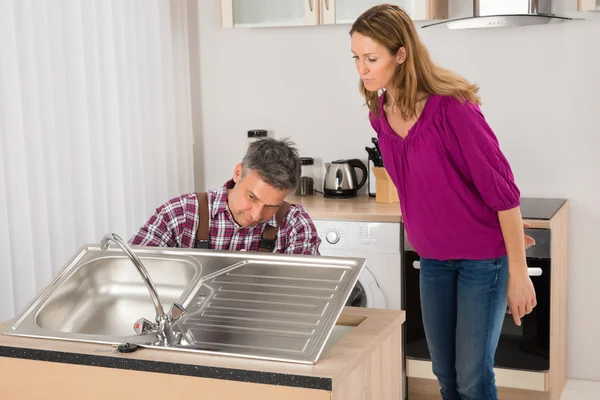 Loodgieter vaststelling van roestvrij stalen gootsteen — Stockfoto