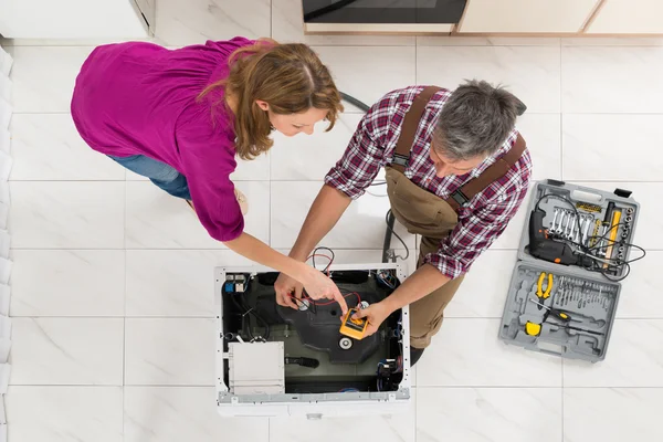 Techniker überprüft Waschmaschine — Stockfoto