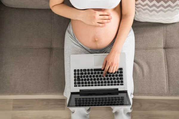 Mulher grávida usando laptop — Fotografia de Stock