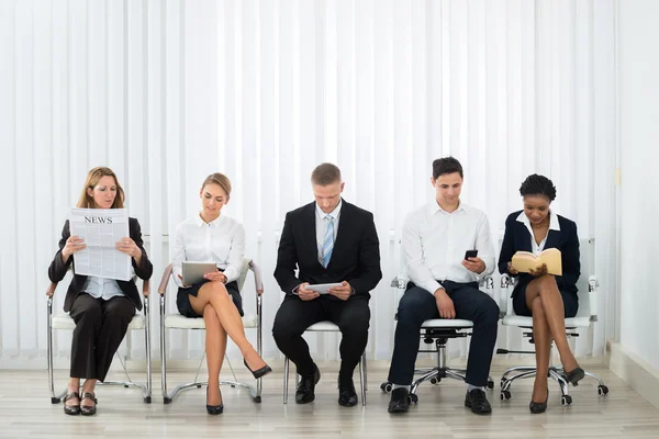 Empresarios en espera de entrevista — Foto de Stock