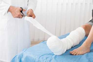 Doktor hastanın bacak sarmak Close-Up