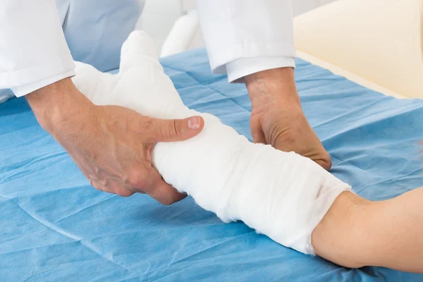 Médico Bandaging mão do paciente — Fotografia de Stock