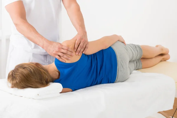 Massagista fazendo massagem no braço no spa — Fotografia de Stock