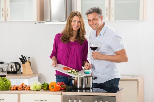 Casal preparando comida na cozinha — Fotografia de Stock