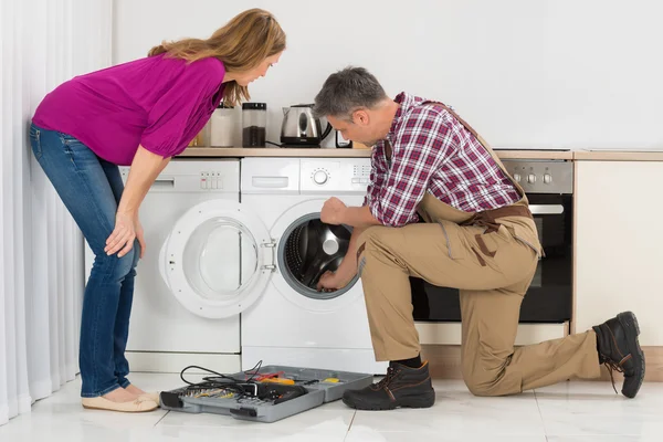 Reparatör kontrollera tvättmaskin — Stockfoto