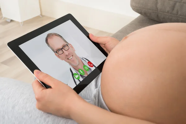 Donna incinta Videoconferenza con medico — Foto Stock