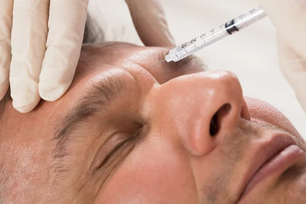 Homem que recebe a injeção cosmética com seringa — Fotografia de Stock