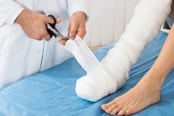 Doctor Bandaging Leg Of Patient — Stock Photo, Image