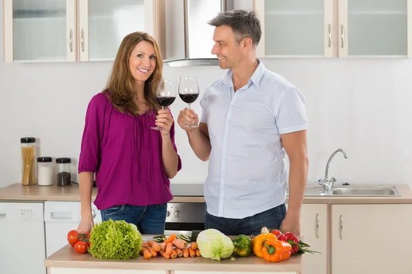 Retrato de feliz pareja tostando vino tinto — Foto de Stock