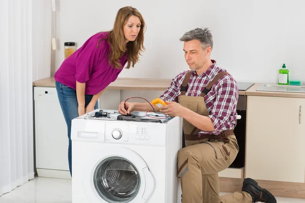 Technicus controleren wasmachine — Stockfoto