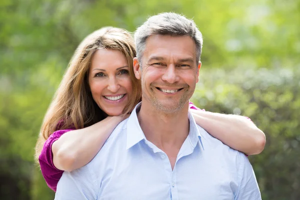 Retrato de pareja feliz —  Fotos de Stock